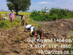 Persiapan turun Sawah, Babinsa Koramil-08 Kodim 1404/Pinrang Bersihkan Saluran irigasi bersama Petani