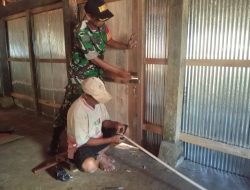 Manunggal Bersama Rakyat, Babinsa Koramil 1405-08/Tanete Riaja Bantu Warga Rehab Rumah