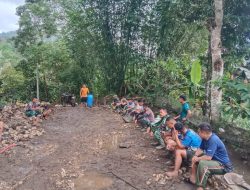 Kebersamaan Satgas TMMD dan Warga Saat Istirahat di Lokasi Pengerjaan Tandon Air