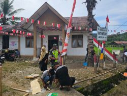Memeriahkan HUT ke-80 RI, Babinsa dan Perangkat Desa Buluh Didi Kluet Timur Hias Kantor Keuchik dan Gampong Bernuansa Merah Putih