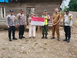 Semarak HUT RI ke-80, Muspika Geumpang Bagikan Bendera Merah Putih dan Sapa Warga di Pelosok