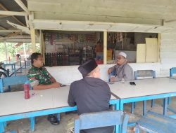Babinsa Koramil 03/Senagan Timur komsos Bersama warga Di Desa Binaan Semakin Kompak dan Solid