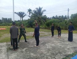 Babinsa Kodim 0107/Aceh Selatan Latih Anggota Paskibra di Lingkungan Ponpes Sambut HUT ke-80 Republik Indonesia