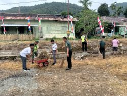 Babinsa Tangse Bersama Warga dan Pelajar Gotong Royong Bersihkan Lapangan Upacara HUT RI ke-80