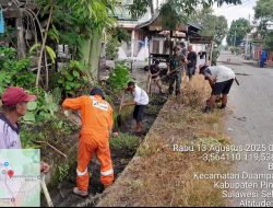 Peduli lingkungan Babinsa Kodim 1404/Pinrang mengajak warga kerja bakti membersihkan saluran air