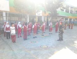 Bintahwil Ke Sekolah, Babinsa Latih Siswa Gerak Jalan Sambut HUT ke-80 RI