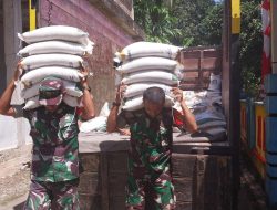 Dukung Program Pemerintah, Personel Babins aKoramil 03/Meukek Dampingi Penyaluran Bantuan Pangan Beras