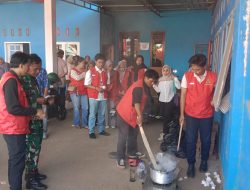 Mahasiswa KKN UNHAS Bersama Babinsa Kelola Sampah Plastik Menjadi Paving Block