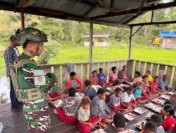 Satgas Pamtas Mobile Yonif 733/Masariku Turun Tangan Atasi Gizi Buruk: Aksi Nyata di SD Rimba Mumugu Beri Harapan Baru.