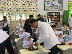 Ikuti Kegiatan Bakti Sosial “Merdeka Peduli Sesama”, Kepala Rutan Turut Bagikan Makanan Gratis