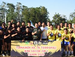 Danrem 141/Tp Berbaur Dengan Masyarakat Saksikan Langsung Pertandingan Mini Soccer Antara Korem FC VS Bhayangkara FC Dalam Rangka HUT Ke-80 RI