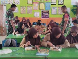 Sukseskan Program Makanan Bergizi Gratis, Babinsa Koramil 1405-06/Barru Dampingi Proses Pendistribusian Ke Sekolah