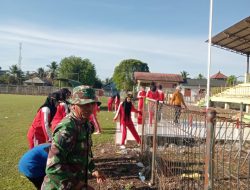 Babinsa Koramil 02/Seunagan Gotong Royong Bersihkan Lapangan Upacara HUT RI ke 80 Kecamatan Seunagan