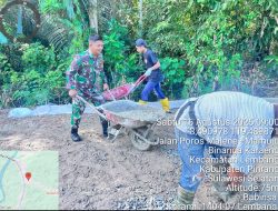 Melancarkan usaha tani, Babinsa Kodim 1404/Pinrang Bersama Masyarakat Karya Bakti pengecoran jalan tani