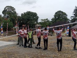 Babinsa dan Paskibraka Tangse Gotong Royong Pasang Tiang Bendera Sambut HUT ke-80 RI