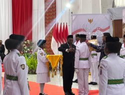 Pengukuhan Pasukan Pengibar Bendera Merah Putih dalam rangka memperingati Hari Kemerdekaan RI Ke-80 di Kabupaten Paniai