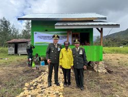 DANDIM 1703/DEIYAI SERAHKAN KUNCI BANTUAN BEDAH RUMAH TIDAK LAYAK HUNI (RTLH) DI DISTRIK BIBIDA