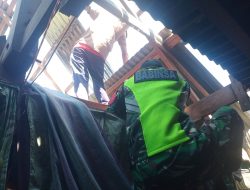 Ringankan Beban Warga, Babinsa Koramil 1405-04/Soppeng Riaja Bantu Warga Pasang Atap Seng