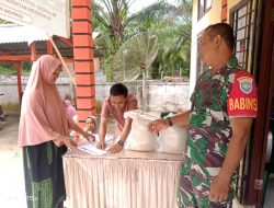Babinsa Pasi Raja Dampingi Penyaluran Bantuan Pangan Beras dari Pemerintah