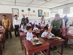 Babinsa Jajaran Kodim 0107/Aceh Selatan Dampingi Pemberian Makanan Bergizi Gratis kepada Anak Sekolah