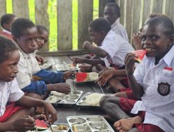 SATGAS YONIF 733/MASARIKU HADIRKAN PROGRAM MASARIKU PEDULI GIZI UNTUK SISWA SD RIMBA MUMUGU