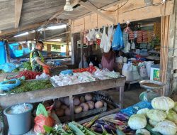 Babinsa Posramil Suka Makmue melaksanakan kegiatan komsos dengan Pedagang Sayur di desa binaan