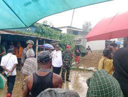 DAMPINGI BUPATI KAB.PANIAI DANRAMIL 1703-01/ENAROTALI HADIR DALAM PEMBAGIAN SEMBAKO GRATIS