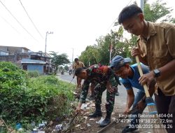Babinsa Koramil-04 Kodim 1404/Pinrang Bersama Pramuka Kerja Bakti Bersihkan Sampah