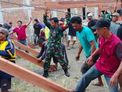 Babinsa Kodim 1404/Pinrang Bantu Warga Dirikan Rumah Panggung