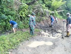 Wujudkan Hidup Sehat, Personil Koramil 03/Baraka Bersama Warga Bersihkan Selokan