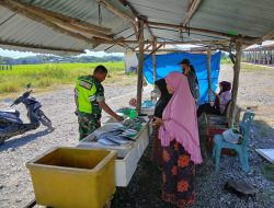 Babinsa Posramil Suka Makmue melaksanakan kegiatan komsos dengan Pedagang ikan di desa binaan