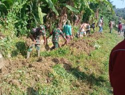 Wujudkan Hidup Sehat, Personil Koramil 04/Alla Bersama Warga Bersihkan Selokan