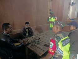 Babinsa Koramil 17/Geumpang Laksanakan Komsos Bersama Warga di Desa Puloloi
