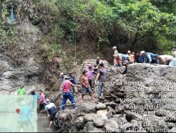 Babinsa Koramil-07 Kodim 1404/Pinrang Bersama Warga Perbaiki Tanggul Bendungan Jebol Terdampak Banjir