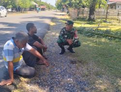 Anggota Pos Ramil Tadu Raya Komunikasi Sosial Bersama Masyarakat Sekitar Di Desa Kuala Tadu Kecamatan Tadu Raya