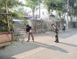 Babinsa Koramil 1405-03/Bacukiki Bersama Warga Gotong Royong Bersihkan Lingkungan di Kelurahan Sumpang Minangae
