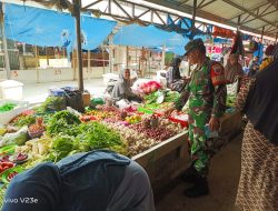 Babinsa Kodim 1404/Pinrang Cek Harga Sembako di Pasar Tradisional, Pantau Stabilitas dan Ketersediaan Barang