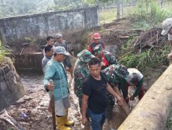 Jaga Lingkungan Sehat, Koramil 1419-02/Enrekang dan Warga Gelar Karya Bakti Bersihkan Selokan