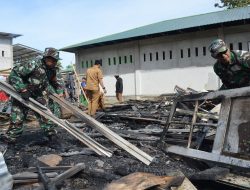 Personel Kodim 1405/Parepare Bersihkan Puing-puing Sisa Kebakaran Pondok Pesantren Zubdatul Asrar NU