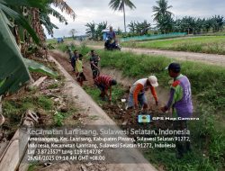 Koramil-08 Kodim 1404/Pinrang Bersihkan Saluran Air Bersama Warga