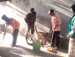 Karya Bakti “Tiga Pilar” Babinsa Koramil 1405-01/Ujung, Ajak Warga Bersihkan Drainase