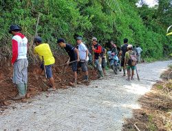 Wujudkan Hidup Sehat, Personil Koramil 03/Baraka Bersama Warga Bersihkan Selokan