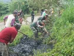 Jumat Bersih, Kolaborasi TNI-Polri dan Masyarakat Bersihkan Selokan di Balla untuk Lingkungan Sehat