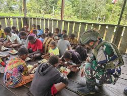 Sentuhan Hangat dari Perbatasan: TNI Bagikan Gizi untuk Generasi Emas Mumugu