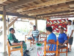 Sambil Ngobrol Santai, Babinsa Koramil 1405-06/Barru Komsos Bersama Warga Binaan