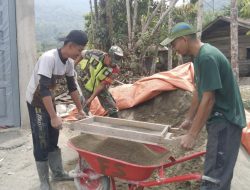 Babinsa Koramil 17/Geumpang Bantu Warga Bangun Rumah, Wujud Nyata Kemanunggalan TNI-Rakyat