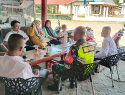 BABINSA POS RAMIL TADU RAYA MELAKSANAKAN KOMSOS DENGAN TOKOH MASYARAKAT DI SALAH SATU WARUNG KOPI DESA GUNONG PUNGKI