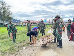 BABINSA KORAMIL 1703-03/OBANO BERSAMA ANGGOTA SATGAS PAMTAS YONIF 711/RKS MELAKSANAKAN GIAT KARYA BAKTI BERSIHKAN JALAN KAMPUNG OBANO