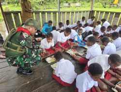 Satgas Yonif 733/Masariku Gelar Program Makan Bergizi Gratis untuk Anak Sekolah Rimba Mumugu