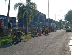 Babinsa Koramil 1405-02/Soreang gelar Karya Bakti Bersama Aparat Kelurahan dan Mahasiswa KKN UNM